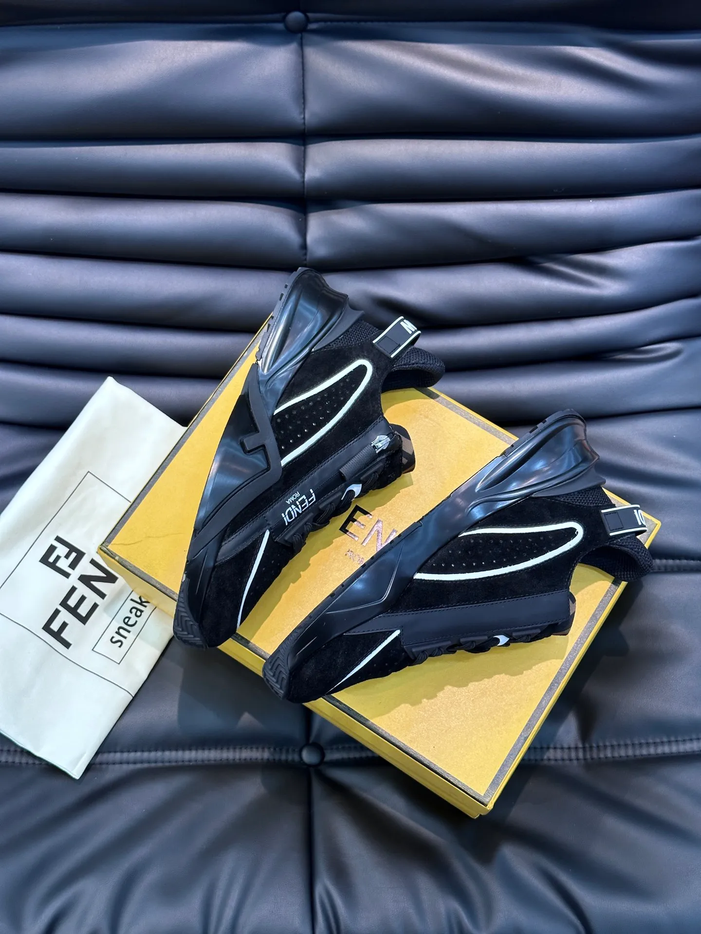 Men's shoes 💰p560 "Fend*" new men's casual sports shoes, equipped with elastic straps, side zippers, and corrugated soles engraved with F. Embossed Fendi Flow lettering on the heel. Made of technical fabric and a mix of blue and suede. Decorated with Lycra® details. FF graphic tongue. Ultra-light and wear-resistant EVA sole. Size: 38-44